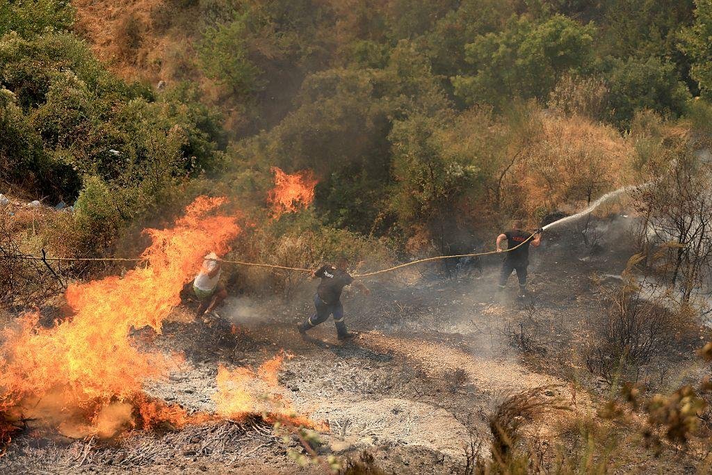 Alarmi nga zjarret në Shqipëri: 34 vatra në 24 orë, vijon beteja me flakët 34 vatra zjarri janë evidentuar në Shqipëri brenda 24 orëve. Ekipet zjarrfikëse vijojnë ndërhyrjet ndërsa rreziku mbetet i lartë.