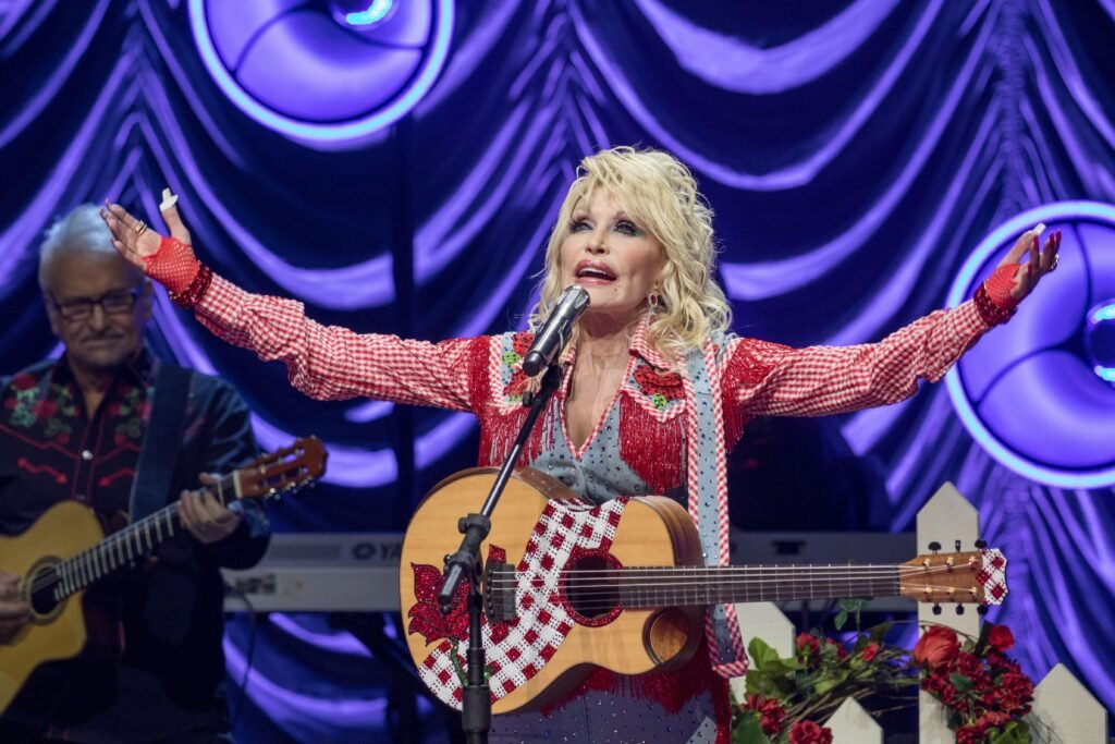 Bota e muzikës në zi: ndahet nga jeta Dolly Parton në moshën 80-vjeçare Dolly Parton është ndarë nga jeta në moshën 80-vjeçare. Bota e muzikës dhe showbiz-it po i bën homazhe një prej ikonave më të mëdha të country-t.