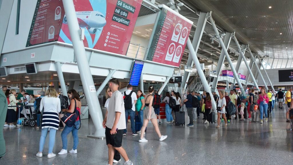 Rekord në Rinas: 1.717 milionë pasagjerë deri më 27 gusht, dita më e ngarkuar kaloi 60 mijë udhëtarë Aeroporti i Tiranës përpunoi 1.717 milionë pasagjerë deri më 27 gusht. Dita rekord ishte 17 gushti me 60,291 udhëtarë dhe 326 fluturime.