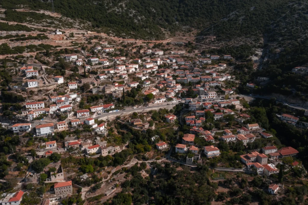 Fshati historik Vuno në Himarë me ndërtesat tradicionale prej guri