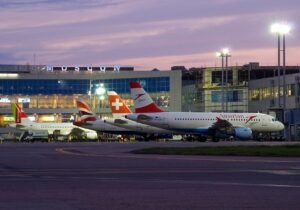 Tensionet mes Rusisë dhe Ukrainës po ndikojnë aviacionin. Disa fluturime janë anuluar ose vonuar, ndërsa udhëtarët përballen me pasiguri të reja.