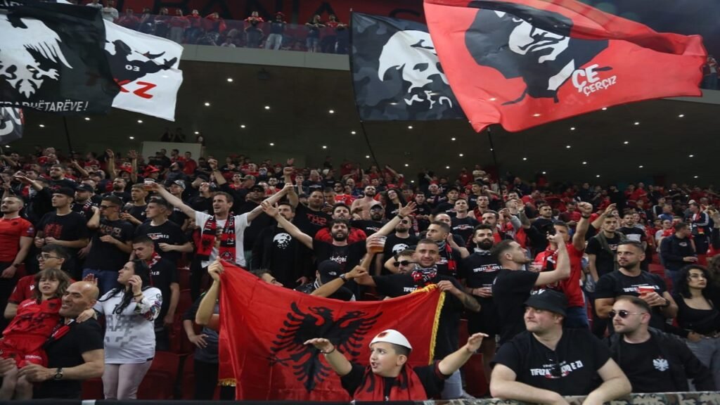 Tifozë shqiptarë në stadiumin Air Albania gjatë ndeshjes së Kombëtares.