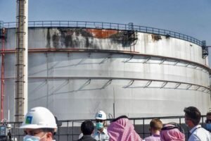 Houthit sulmojnë sërish Arabinë Saudite, ndërsa bisedimet me Iranin shtyhen. Nafta Brent kalon 107 dollarë dhe rriten frikërat për krizë globale energjetike.