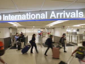 Turistë ndërkombëtarë në një aeroport në SHBA