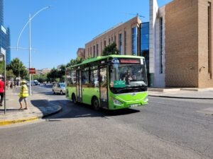 Autobusët në Tiranë rikthehen me kapacitet të plotë