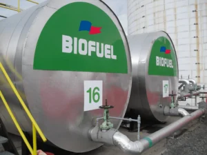 biokarburante prodhohen nga materiale që kanë edhe përdorim ushqimor.