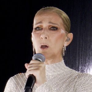 Céline Dion u rikthye në skenë pas më shumë se gjashtë vitesh. Këngëtarja performoi në Paris para 30 mijë fansave dhe u emocionua gjatë koncertit.
