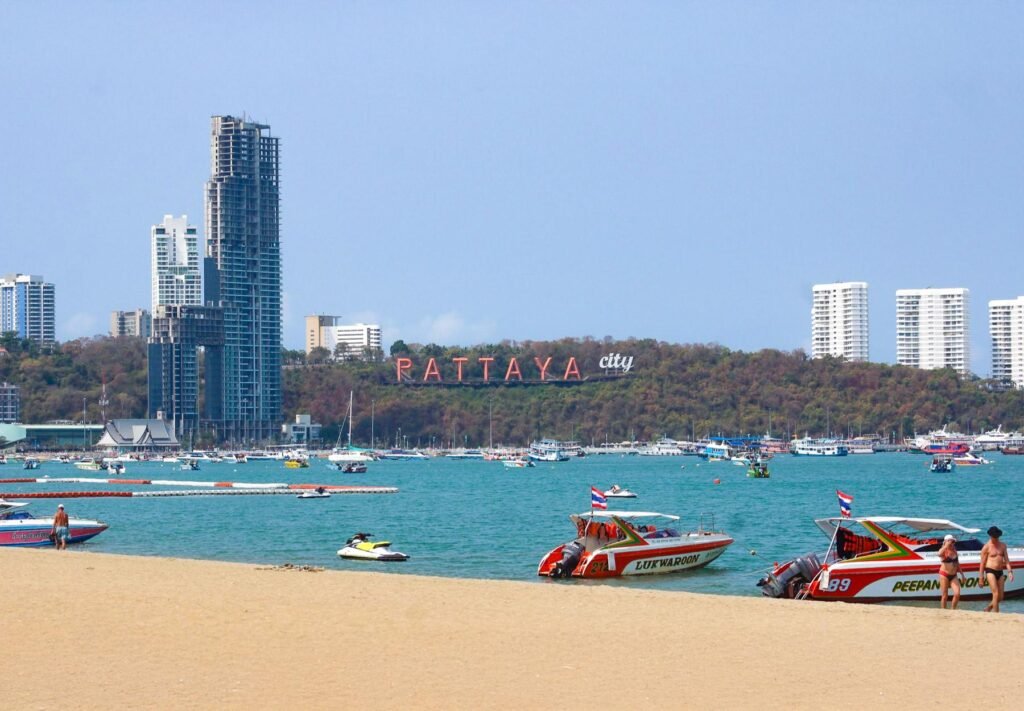 Pattaya po përgatitet për një valë të re vizitorësh pasi rreth 5,000 amerikanë mbërritën në qytetin turistik pas 286 ditësh në det.