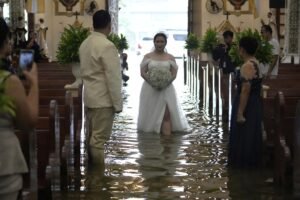 Çift martohet në kishë të përmbytur në Filipine