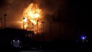 Houthit sulmojnë sërish Arabinë Saudite, ndërsa bisedimet me Iranin shtyhen. Nafta Brent kalon 107 dollarë dhe rriten frikërat për krizë globale energjetike.