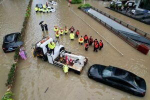 Punonjësit e shpëtimit evakuojnë banorët gjatë përmbytjeve nga tajfuni Saudel në Fujian të Kinës