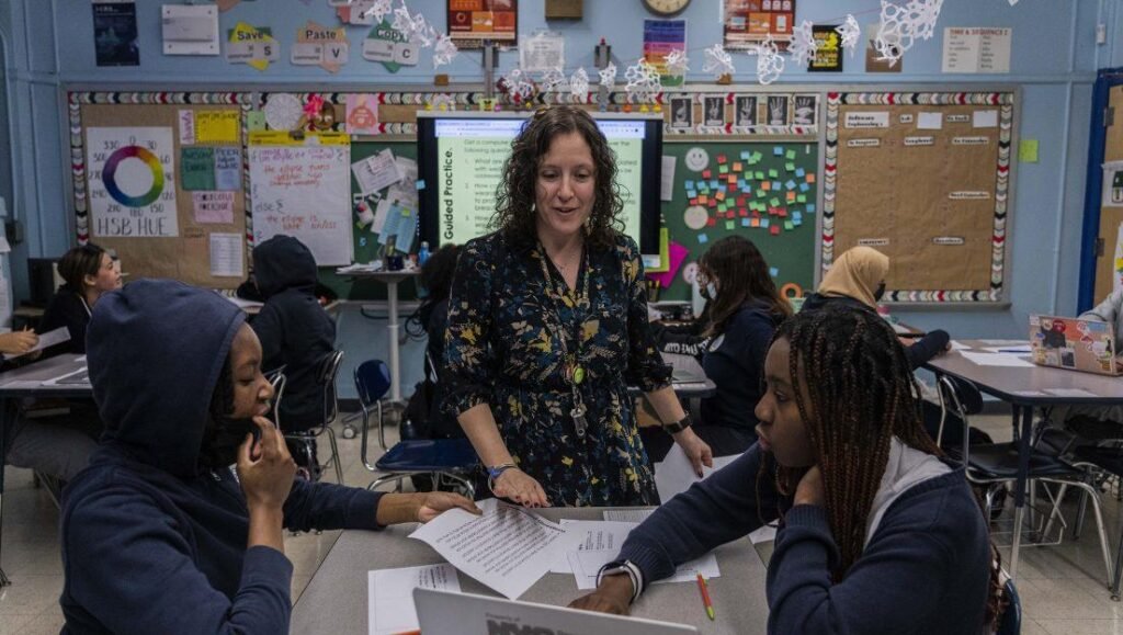 New York-u ndalon AI në shkolla deri në klasën e 8-të New York City ka vendosur një moratorium njëvjeçar për përdorimin e inteligjencës artificiale gjeneruese nga nxënësit deri në klasën e 8-të. Vendimi prek rreth 600 mijë nxënës dhe shoqërohet me kufizime të reja për kohën para ekranit.