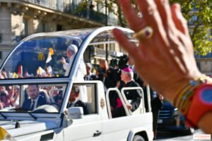 Papa Leo në papamobil gjatë vizitës në Paris në shtator 2026.
