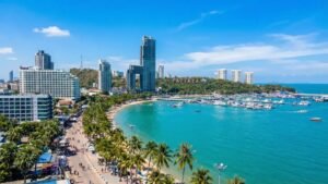 Pattaya po përgatitet për një valë të re vizitorësh pasi rreth 5,000 amerikanë mbërritën në qytetin turistik pas 286 ditësh në det.