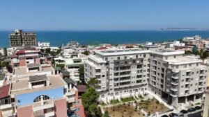 Apartamente dhe ndërtime pranë bregdetit shqiptar