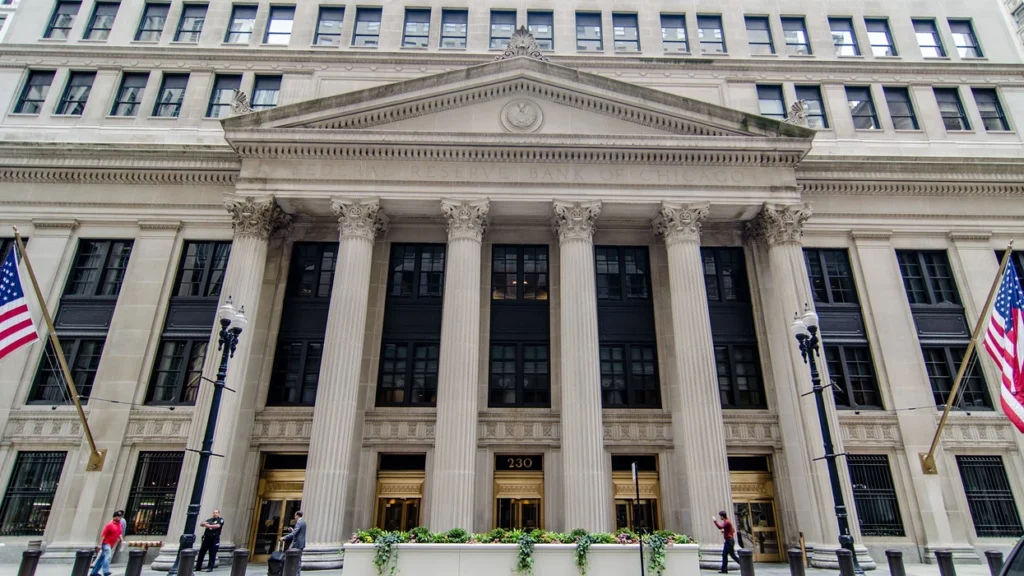 Fed rriti normën bazë në 3.75–4.00% ndërsa inflacioni mbetet i lartë.