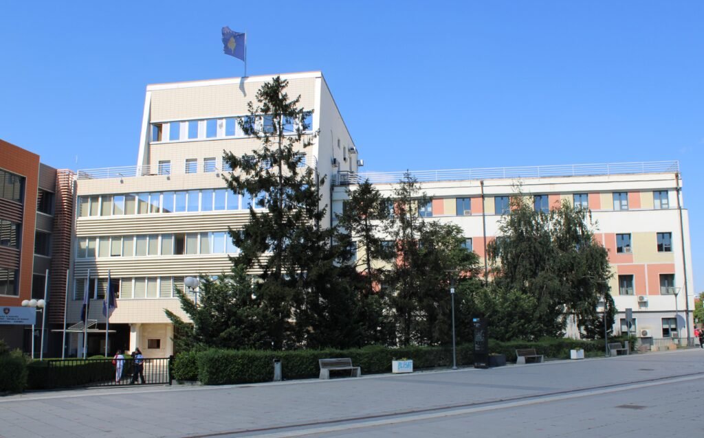 Buxheti i Kosovës kalon në deficit, shpenzimet rriten 27% Buxheti i konsoliduar i Kosovës kaloi në deficit prej 23.2 milionë eurosh në tremujorin e dytë të 2026, ndërsa shpenzimet u rritën 27%