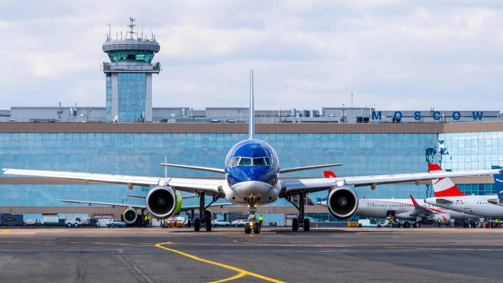 Paralajmërim për udhëtarët: tensionet në Rusi po ndikojnë fluturimet ndërkombëtare. Tensionet mes Rusisë dhe Ukrainës po ndikojnë aviacionin. Disa fluturime janë anuluar ose vonuar, ndërsa udhëtarët përballen me pasiguri të reja.