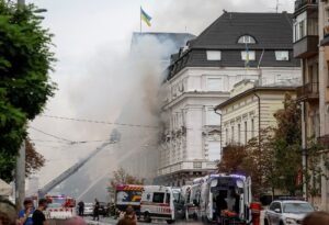 Një dron rus goditi selinë e SBU-së në qendër të Kievit. Të paktën 12 persona u plagosën dhe Zelenskyy premton përgjigje.