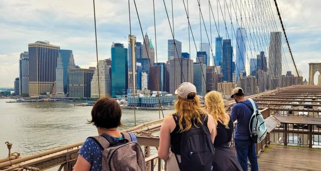 Turizmi në SHBA po përballet me rënie, ndërsa industria kërkon të rikthejë turistët e huaj Turizmi në SHBA po përballet me rënie të turistëve ndërkombëtarë. Vizitorët ranë 4.7% në 2026, ndërsa industria kërkon masa për të rikthyer turistët.
