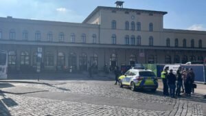 Shpërthim pranë stacionit qendror të trenit në Augsburg të Gjermanisë la dy të plagosur. Policia gjeti edhe një objekt të dytë të dyshimtë.