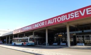 Autobusët në Tiranë rikthehen me kapacitet të plotë