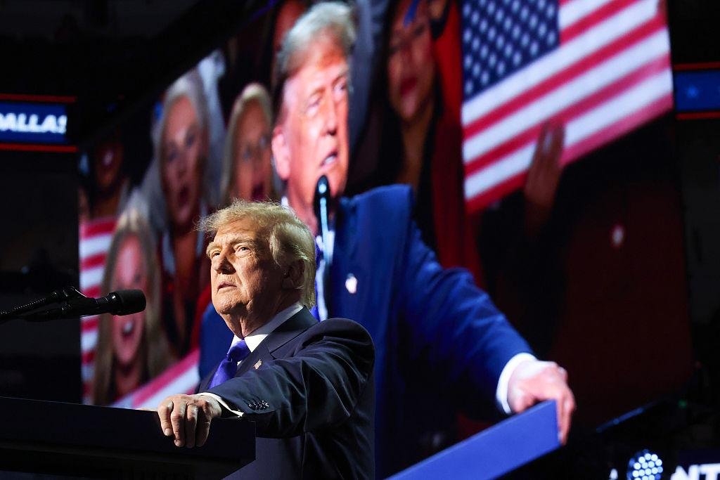Trump premton 5,000 dollarë për çdo të rritur amerikan nëse republikanët mbajnë Kongresin Donald Trump premton 5,000 dollarë për çdo qytetar të rritur amerikan nëse republikanët mbajnë Kongresin. Ja sa kushton plani dhe çfarë dihet.
