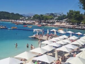 Turistë të huaj duke vizituar bregdetin shqiptar