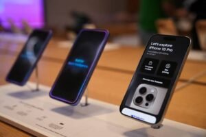 Tregu global i smartfonëve përballet me rënie të dërgesave dhe rritje të kostove të komponentëve.