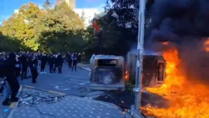 Raportohet për zjarr në një godinë shtetërore dhe dy banka, si dhe përplasje me policinë.