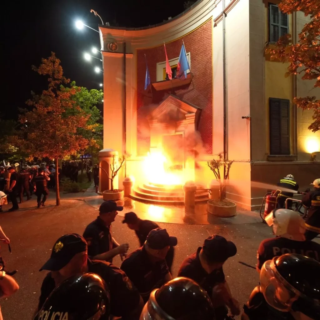 Protestat në Tiranë përshkallëzohen më 14 tetor. Raportohet për zjarr në një godinë shtetërore dhe dy banka, si dhe përplasje me policinë.