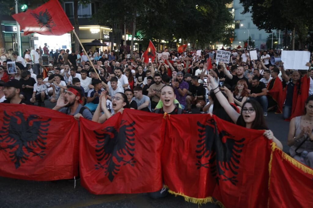 Protestat në Shqipëri, dita e tetë: studentët kërkojnë dorëheqjen e Ramës Protestat në Shqipëri hyjnë në ditën e tetë. Studentët dhe pedagogët kërkojnë dorëheqjen e Ramës, ndërsa në Tiranë rikthehen përplasjet me policinë.